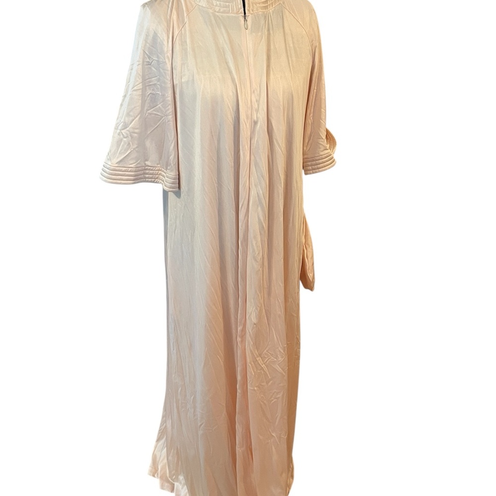 Vintage 2 piece Vanity Fair Cream Lace Trim Lingerie Nightgown and Robe - Picture 2 of 12